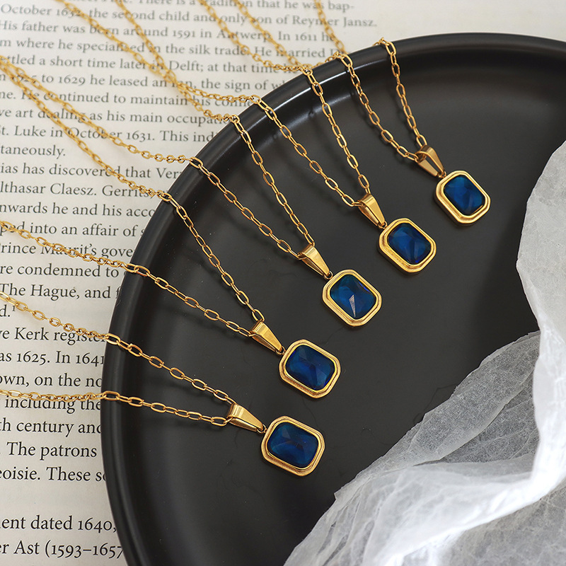 Navyra Pendant